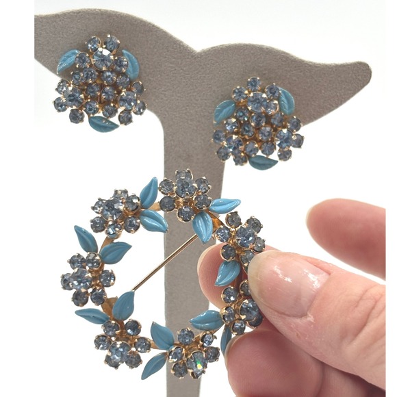 Vintage 1940's WEISS NY Blue Rhinestone Floral Brooch & Clip On Earrings Set - Picture 8 of 12